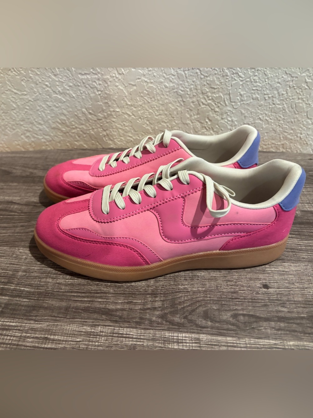 Two-Tone Pink Low-Top Casual Sneakers with Blue Heel Tab